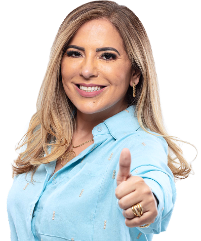 Bete sorrindo com o polegar erguido, blusa azul-clara