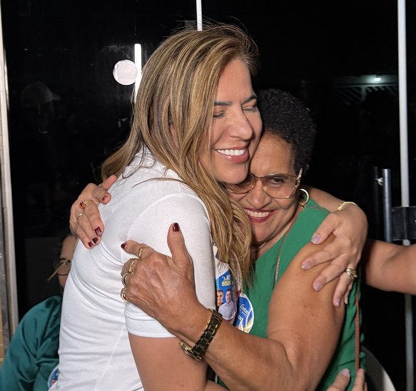 Bete abraçada a uma apoiadora de blusa verde, as duas sorrindo
